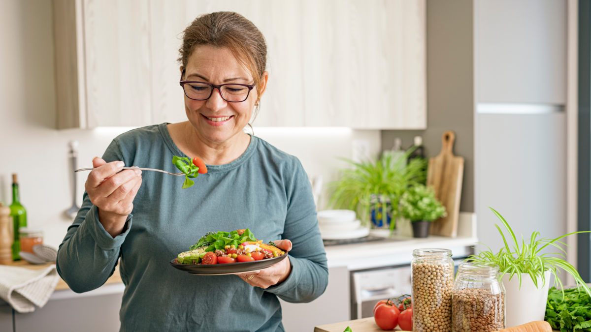 How to eat well during menopause without dieting with balanced meals and healthy nutrition