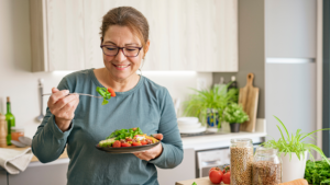 How to eat well during menopause without dieting with balanced meals and healthy nutrition